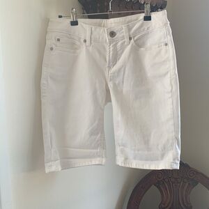 JCP WOMENS WHITE DENIM BERMUDA SHORTS
5 POCKET ZIP FRONT BUTTON CLOSURE NWT 28/6